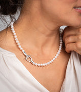 Collier de perles blanches avec fermoir